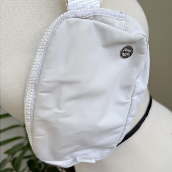 Lululemon Everywhere Belt Bag White Crossbody EUC - Picture 4 of 9